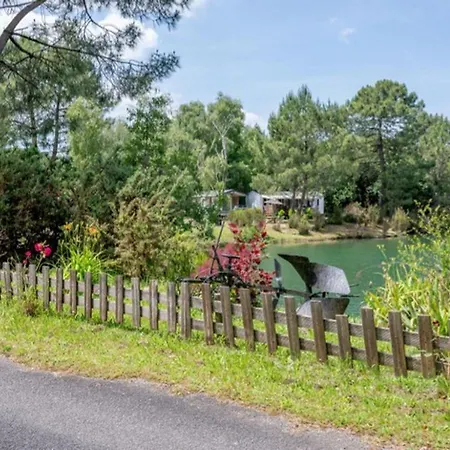 Mobil Confortable Avec Terrasse - Api-1-52-727 * Saint-Sornin (Charente-Maritime)